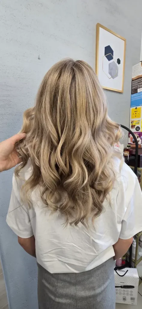 Koloryzacja włosów pasemka farbowanie włosów